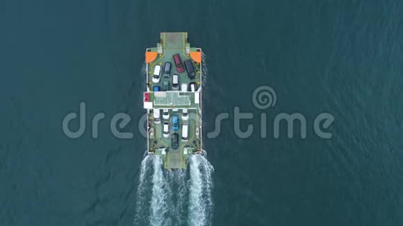 从上方鸟瞰Kotor湾以及从Lepetane到Kamenari的汽车和乘客定期轮渡视频的预览图