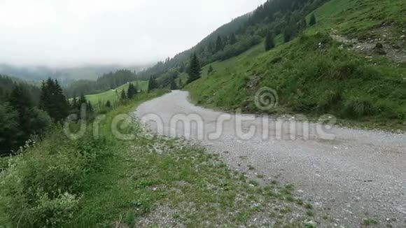 在奥地利Zillertal山谷Tirol的维默塔尔山谷徒步旅行视频的预览图