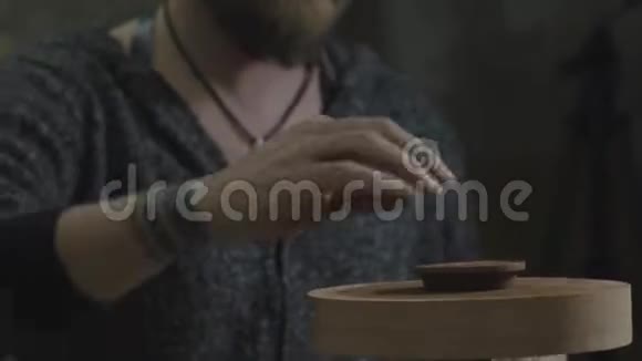 陶工用木刀从宜兴陶土中取出茶壶盖上多余的陶土手工陶土茶壶用于茶道视频的预览图