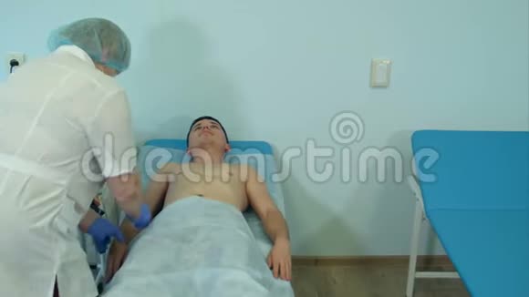 有经验的护士为男性病人准备心电图视频的预览图