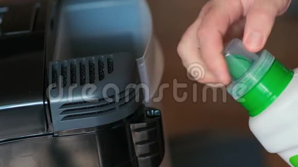 贴身男将洗发水倒入清洁吸尘器视频的预览图