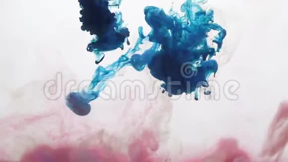 油漆滴覆盖蓝烟云白视频的预览图