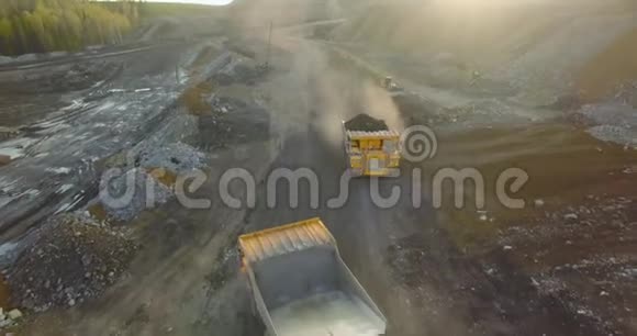 黄色自卸卡车运送泥土和石头视频的预览图