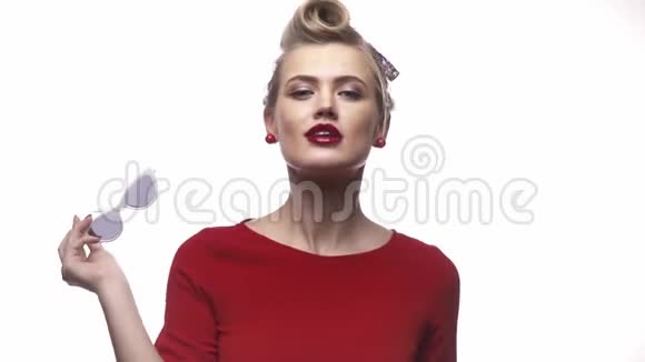 性感的金发女人有着惊人的发型在跳舞时调情视频的预览图