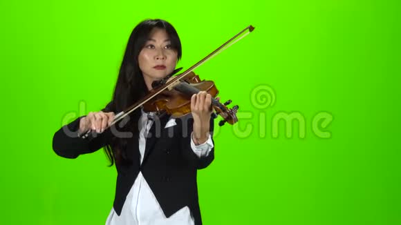 音乐家站着拉小提琴绿色屏幕视频的预览图