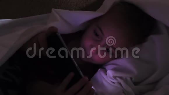 一个78岁的女孩而不是睡觉在手机上看视频视频的预览图