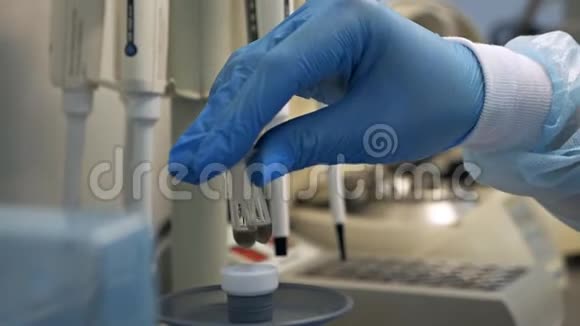 自动医用离心机在化学实验室进行注射试验这家诊所雇用了一名专业医生视频的预览图