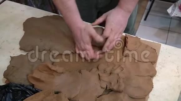 儿童的陶器工作室视频的预览图