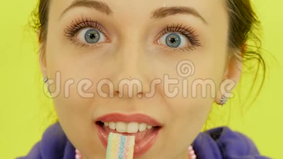 女孩咬糖果和可爱的微笑视频的预览图