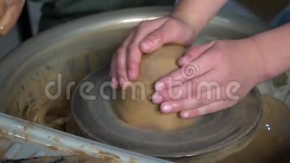儿童的陶器工作室视频的预览图
