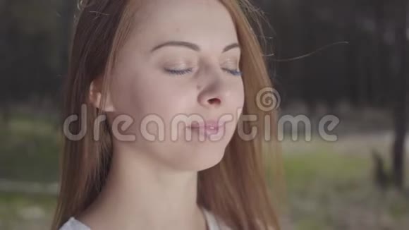 森林中棕色头发的优雅可爱年轻女子的特写肖像视频的预览图