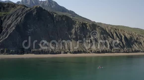美丽的山景海景宁静的碧海平静的水视频的预览图