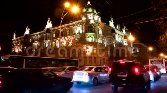 时光流逝罗斯托夫市的行政部门在夜间从汽车前灯照到美丽的建筑灯光视频的预览图