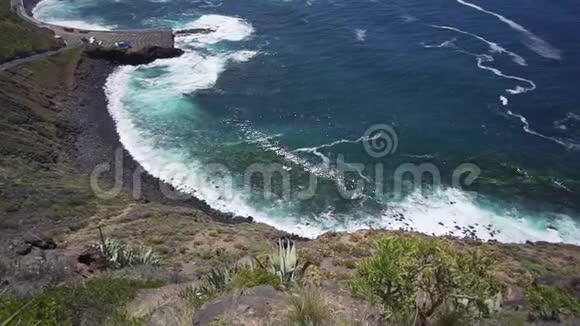 阳光明媚的大西洋海岸碧绿的海水和缓慢移动的巨浪加那利西班牙视频的预览图