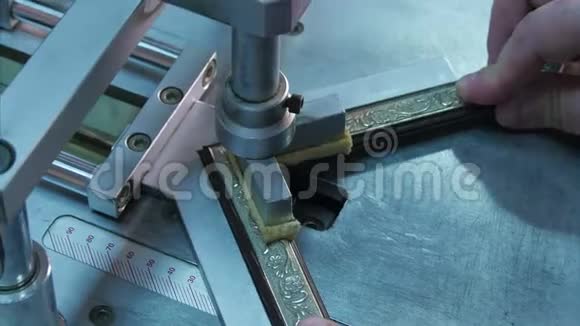 工匠在机架上工作用特殊机器将工件粘合在一起视频的预览图