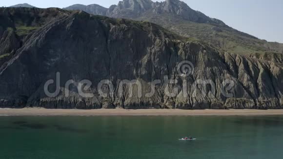 美丽的山景海景宁静的碧海平静的水视频的预览图