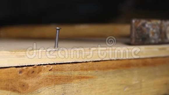 工人从木头上取出钉子努力修理错误第二次机会视频的预览图