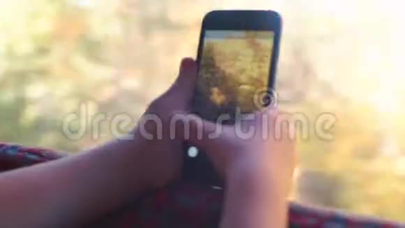 手中智能手机的特写智能手机拍摄视频视频的预览图