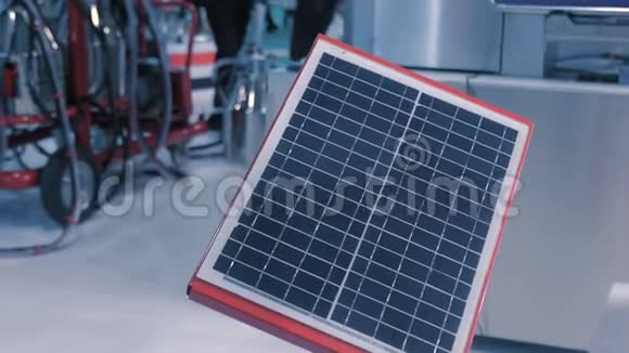 现代技术展览会上的自动光伏太阳能电池板视频的预览图