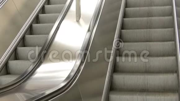 大型现代化楼梯自动扶梯乘地铁上去视频的预览图