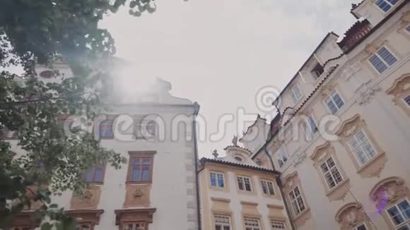 在阳光下美丽的巴洛克建筑捷克布拉格从下面白天视频的预览图