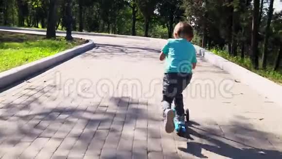 儿童骑滑板车在绿色踢脚板视频的预览图