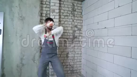 在建筑工地上自由活动建筑工人跳舞快乐视频的预览图
