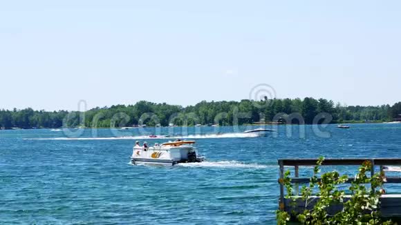 一个美丽的北明尼苏达湖在一个阳光明媚的日子与码头浮舟船和块茎视频的预览图