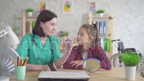 耳鼻喉科医生帮助一位听力受损的少女戴上助听器视频的预览图
