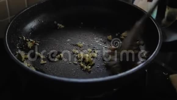 在锅里炒肉和蔬菜视频的预览图