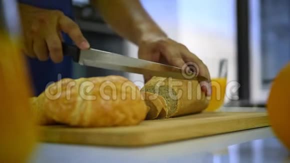 早上用Sourdough面包做饭视频的预览图