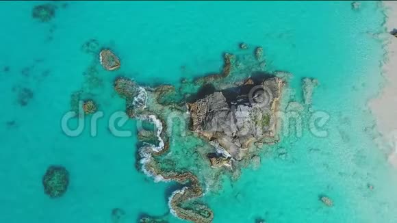 加勒比海的海滩和清澈的水珊瑚礁和海洋鸟瞰视频的预览图