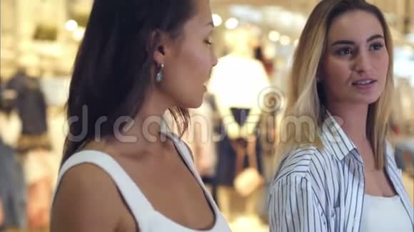 女朋友购物后逛商场视频的预览图