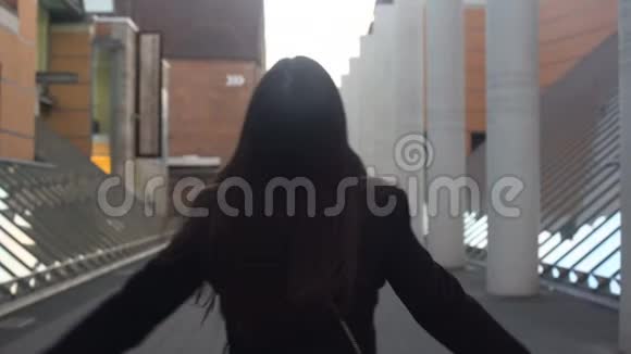 快乐的女人站在街上伸出双手仰望灵感的概念视频的预览图