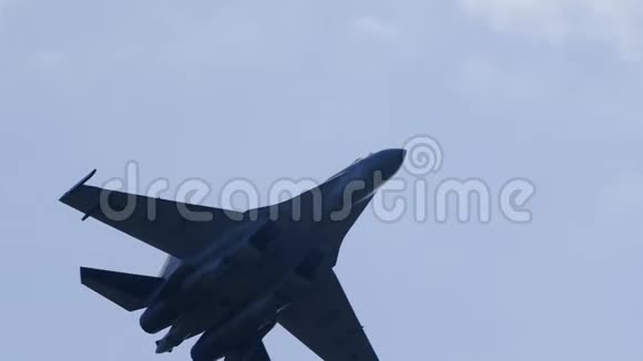 军用飞机苏35在航展上飞行做一些运动环空中飞机视频的预览图