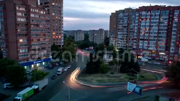 时光流逝当汽车在Don的Rostov市留下痕迹时道路在夜间敲响汽车的运动视频的预览图