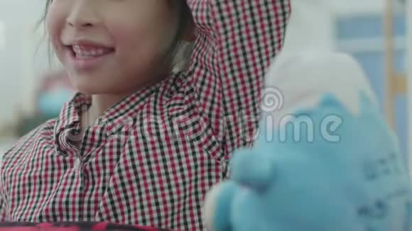 可爱的亚洲小女孩在家和妈妈玩一个兴奋的女孩玩一个接一个的玩具玩得开心视频的预览图