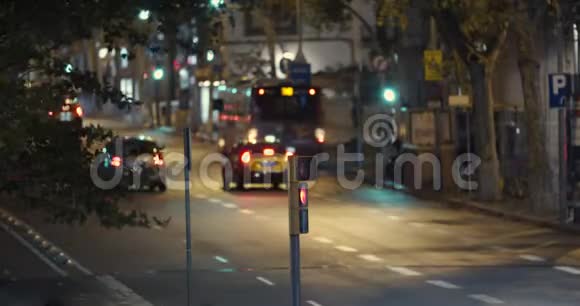 在巴塞罗那市市中心的一个红绿灯处繁忙的十字路口的时间推移视图视频的预览图
