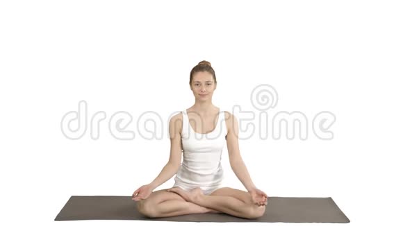 年轻漂亮的金发女人做瑜伽在白色背景上微笑视频的预览图