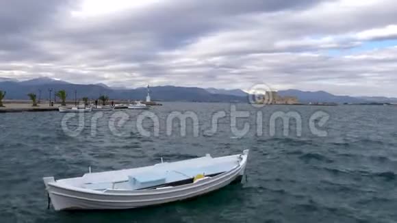这艘船停泊在希腊纳夫普里奥的一个港口视频的预览图