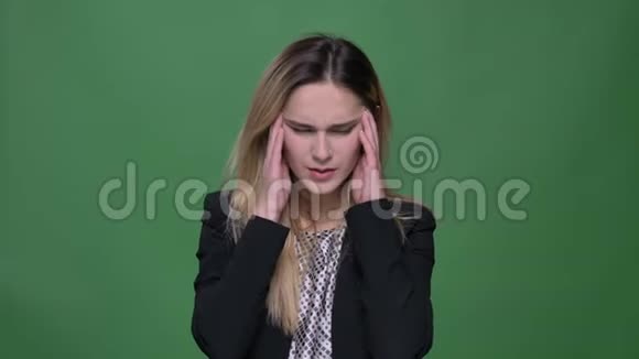 年轻有魅力的白种人女性的特写镜头她头痛且因背景而精疲力竭视频的预览图