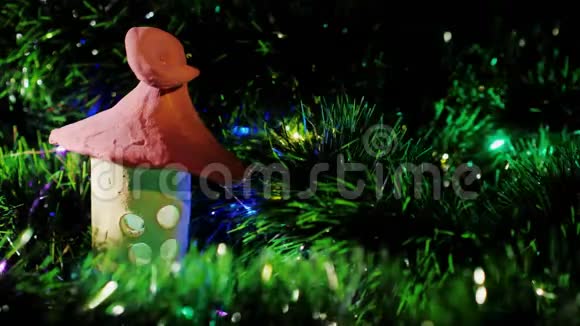 小陶土房子圣诞树上的装饰视频的预览图