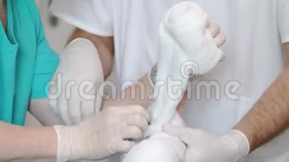 医生手里拿着棉花和儿童的腿视频的预览图