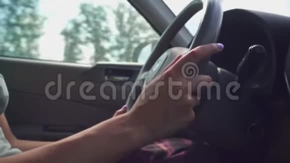 女性手按方向盘特写视频的预览图