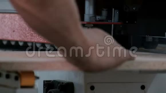 一个人在一台机器上工作用于加工木制零件特写镜头家具制造芯片机器人运动的开始视频的预览图