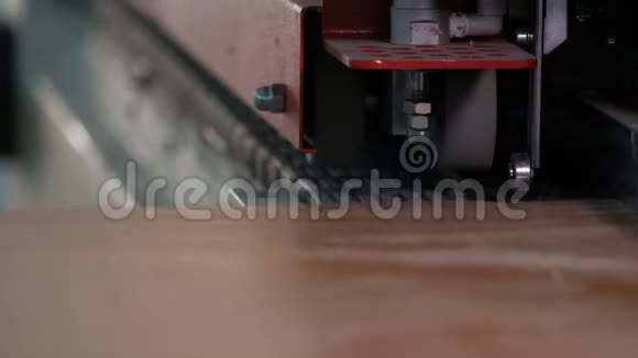 机器的机构和传感器的特写用于在木制部件上粘合边缘晶片运动的开始视频的预览图