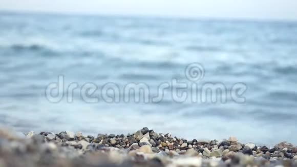 两个女人的手在大理石沙滩上放下新鲜的夏日西瓜鸡尾酒视频的预览图