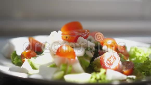 烹饪过程在蔬菜沙拉中加入黑粉胡椒慢动作视频的预览图