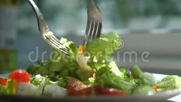 用叉子拌沙拉健康的食物快关门慢动作视频的预览图