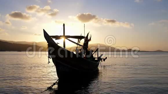 在群山和美丽的日落的背景下船停泊在岸边浪漫的气氛冷静和冷静视频的预览图